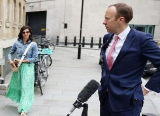 চুমুর ঘটনায় ব্রিটিশ স্বাস্থ্যমন্ত্রীর পদত্যাগ