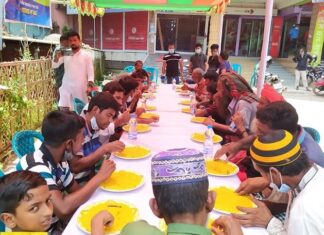 নরসিংদীর মেহমানখানায় সুবিধাবঞ্চিত ৩’শ অনাহারীকে আপ্যায়ন