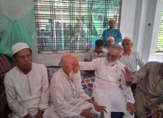 অসুস্থ আমজাদ মাস্টারের খোঁজখবর নিতে বাড়িতে খালেকুজ্জামান বাবলু খালেকুজ্জামান বাবলু